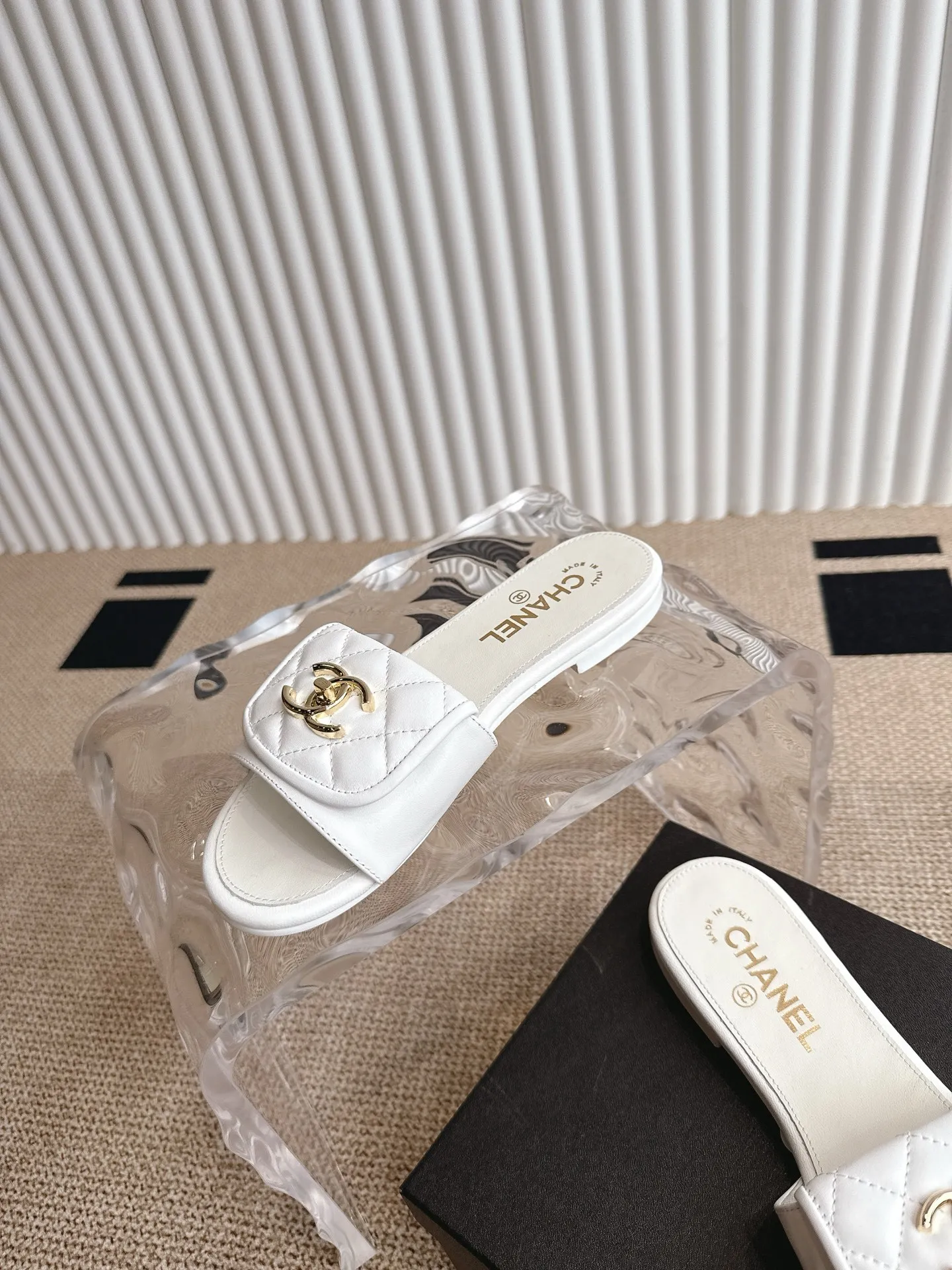 👟👟Ex-factory price 400👟👟 chanel 25ss new summer sandals ‼ ️ 2025 Chanel’s latest popular summer slippers are versatile, slimming and elegant, a slipper with great looks, perfect with any combination! Lazy slippers are worth recommending. Original custom-made sheepskin upper with original hardware buckle. Sheepskin lining. Italian leather outsole. Size: 35-40 (41.42 order)